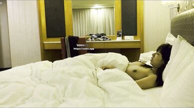 最新原版4K流出大神胖虎约战高颜大胸艺校学生妹,一镜到底全程露脸,先让她自摸然后在各种肏,对白有意思