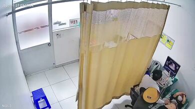 妇科医院检察室偷拍妹子脱掉内裤检查逼⭐男医生都会偷偷拍下来⭐没病人的时候就翻看手机慢慢回味 (2)